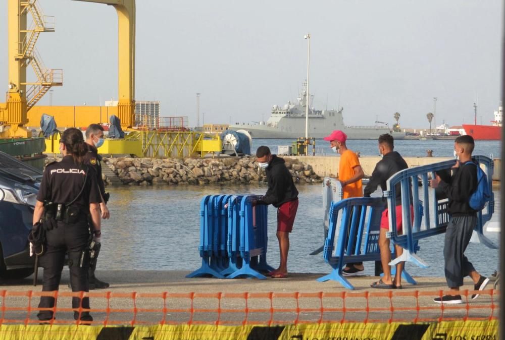 Inmigrantes en el puerto de Cartagena.