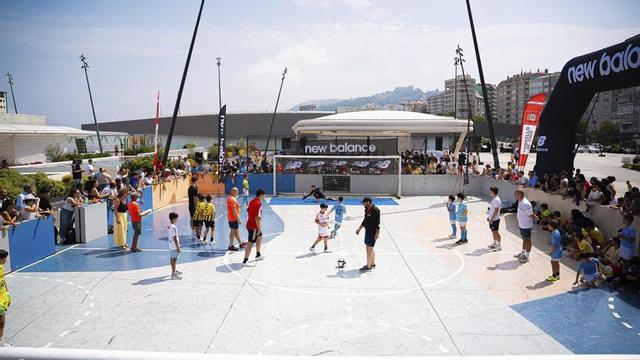 Un momento del torneo New Balance de penaltis disputado ayer en la terraza de Vialia con gran asistencia de público. | PEDRO MINA