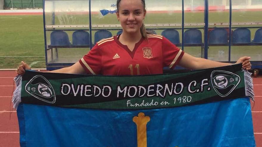 Laurina, con la camiseta de la selección española, la bufanda del Oviedo Moderno y la bandera de Asturias.