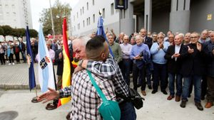 un-centenar-de-personas-reciben-en-a-corua-al-polica-herido-en-catalua-con-aplausos-y-gritos-de-no-estis-solos