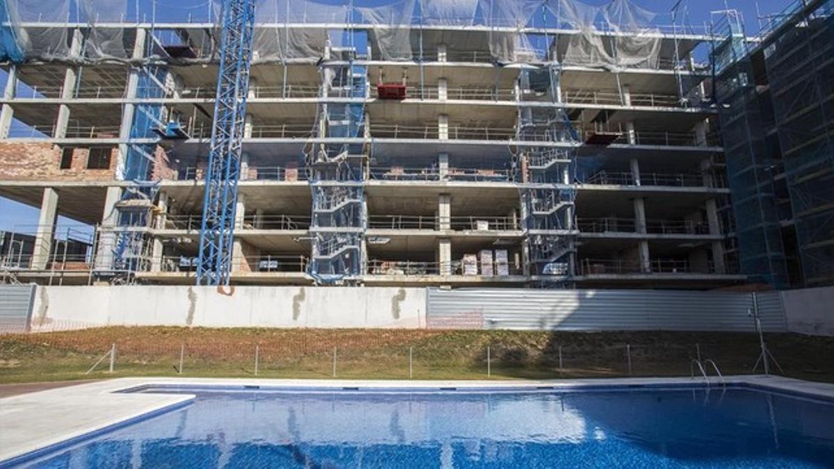 Bloque de pisos en construcción en residencial Blau Cel de Terrassa, esta semana