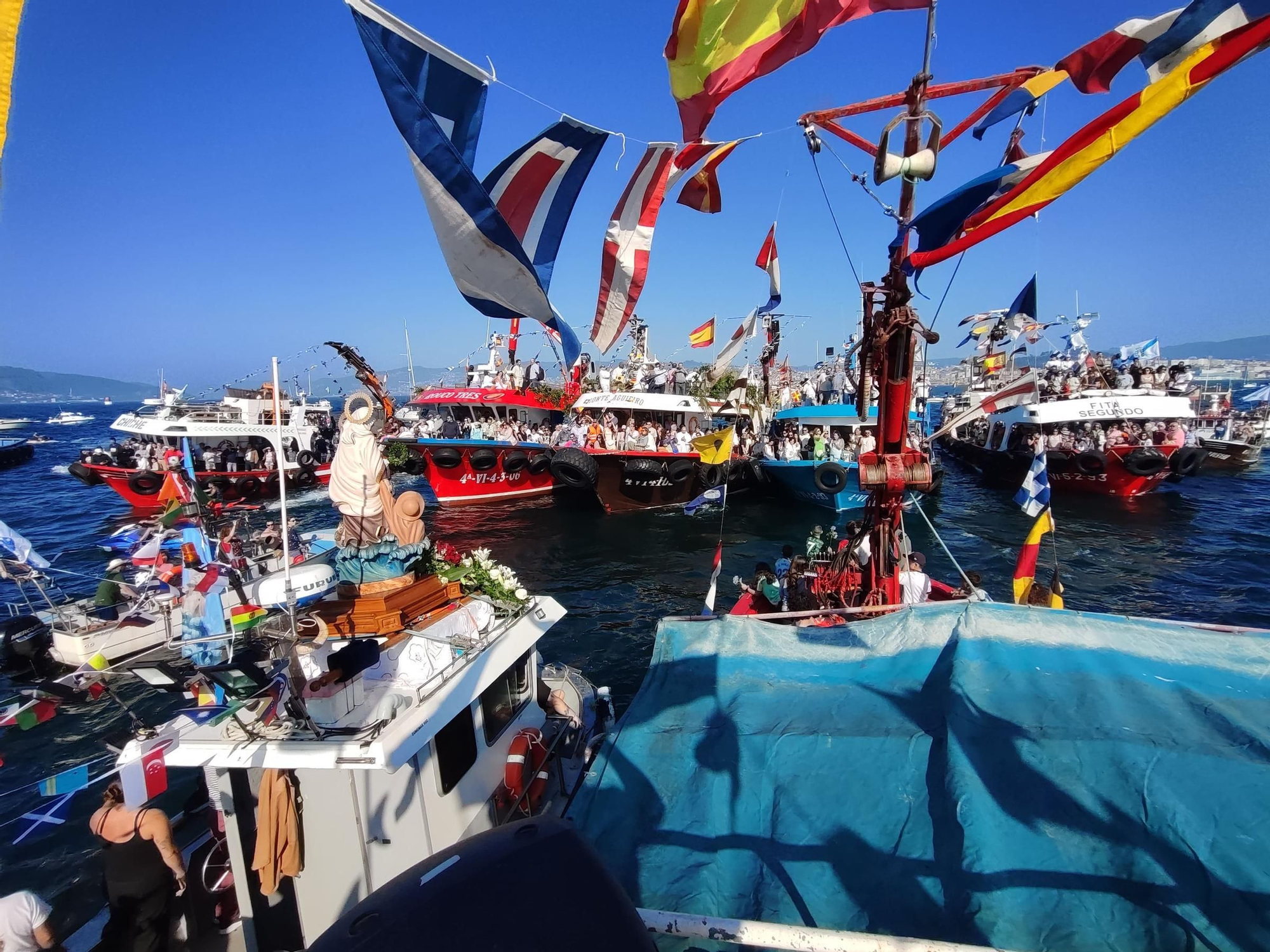 Cangas se hace a la mar por su Virgen del Carmen