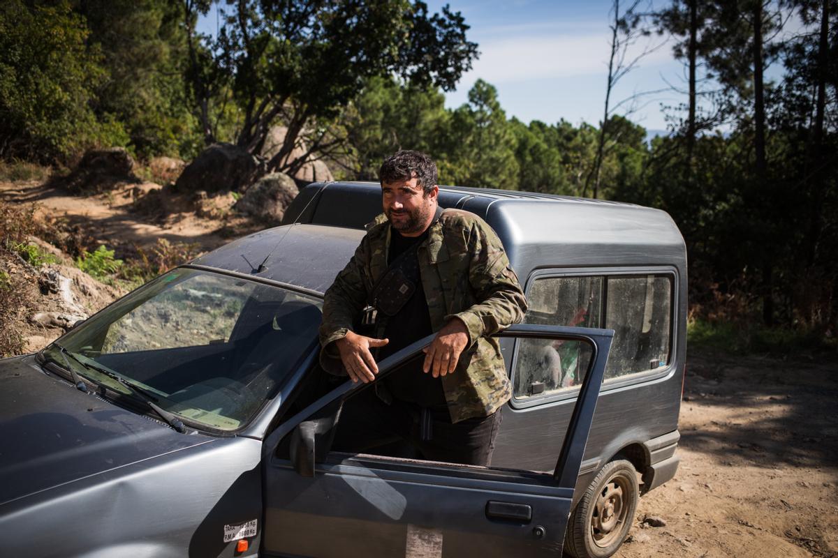 Jesús Manuel, con su Ford Courier con el que sube a la finca.