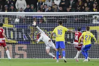 Un gran gol de Navarro insufla ánimo al Cádiz y hunde al Granada