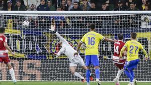 1-0. Un gol de Navarro da oxígeno al Cádiz y hunde al Granada