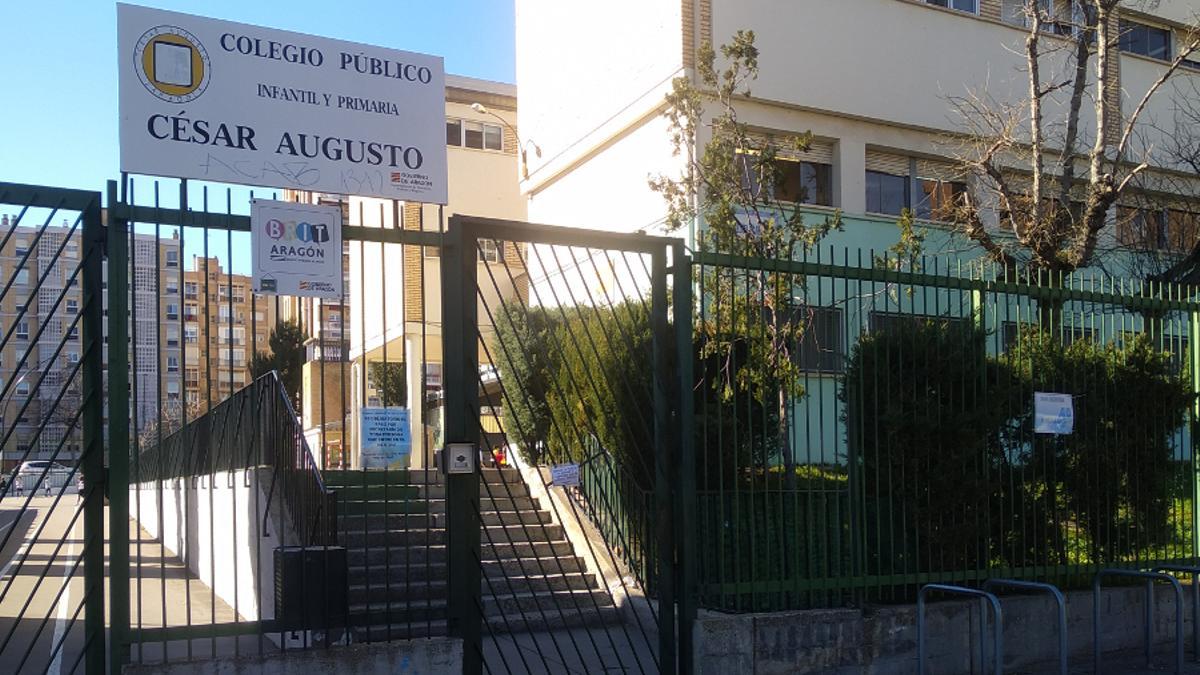 Fachada del colegio César Augusto, que ha rechazado la propuesta de adelantar la salida de los niños una hora.