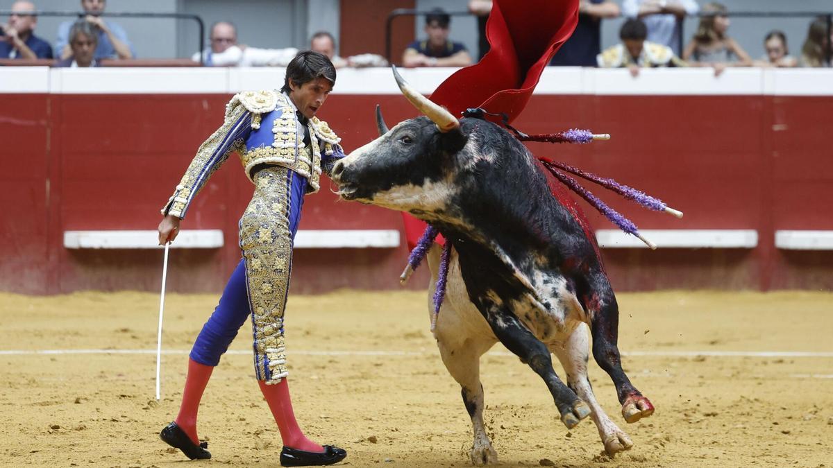 El diestro Sebastián Castella con el primero de su lote durante una corrida celebrada este sábado en la plaza de toros de Illumbe.