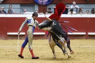 Castella, Talavante y Roca dilatan la intrascendencia en la última de la Semana Grande de San Sebastián