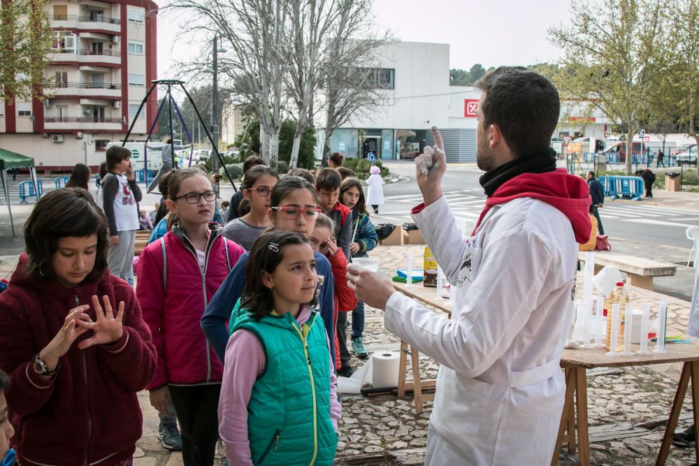 Decenas de niños y niñas de todas las edades disfrutan de la primera Jornada de la Ciencia en Muro.