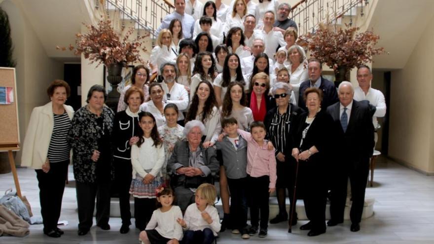 La familia Amat Amer posando en la escalinata del Casino