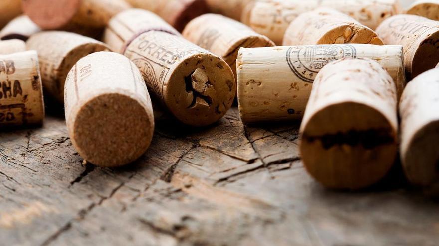 Tapón de vino en la nevera: el secreto simple pero efectivo que cada vez hace más gente