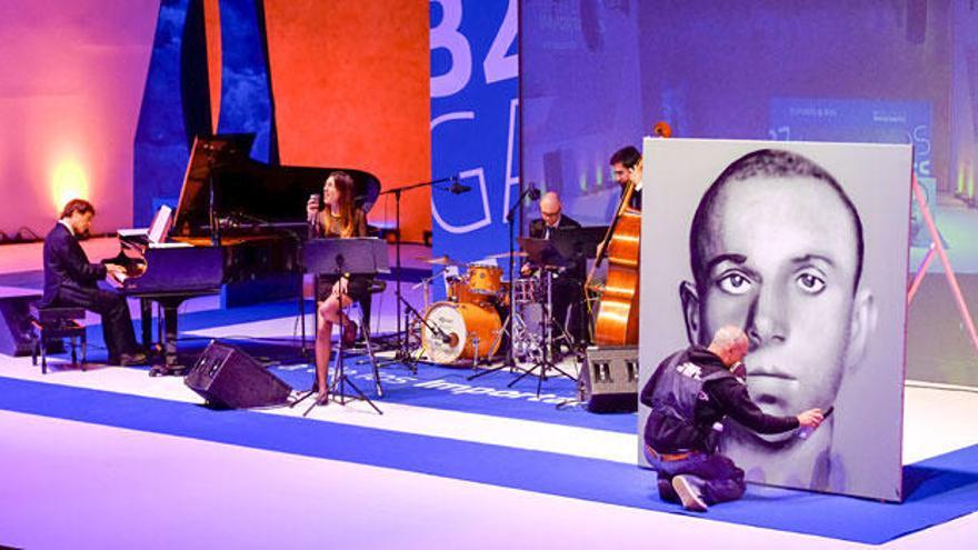 La emoción llegó con los versos de Miguel Hernández musicados por Ana Camús Quartet, mientras el grafitero Tom Rock realizaba ante el público el retrato del poeta.