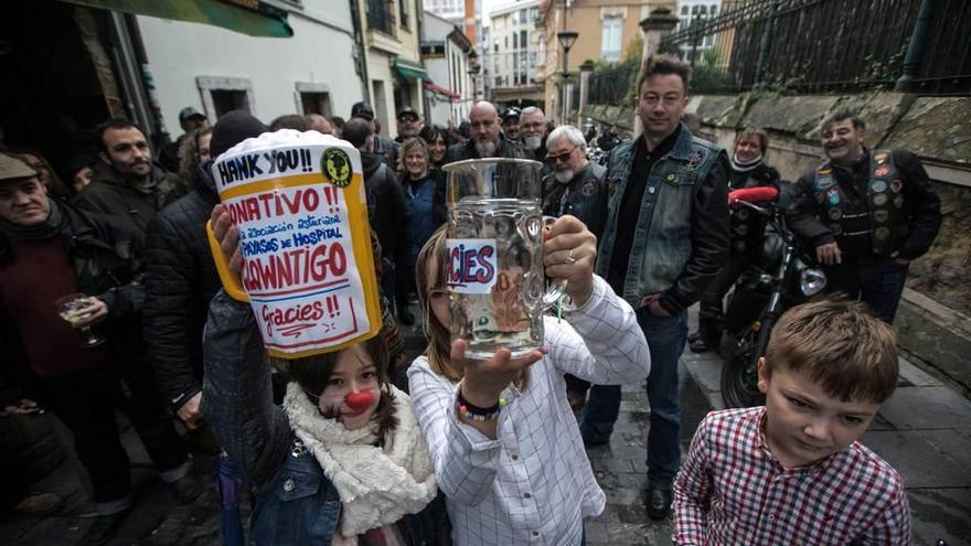 Asistentes al acto solidario en La Taberna de Hank.