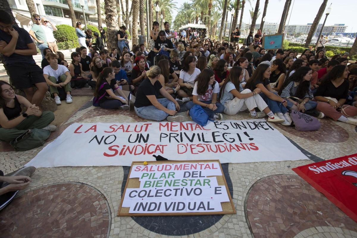 Una manifestación de estudiantes en Alicante en demanda de medidas contra el suicidio
