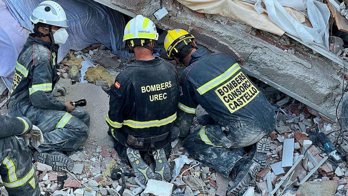 Los bomberos buscan entre los escombros a la mujer que quedo sepultada tras el derrumbe del edificio. | BOMBEROS DE CASTELLÓ