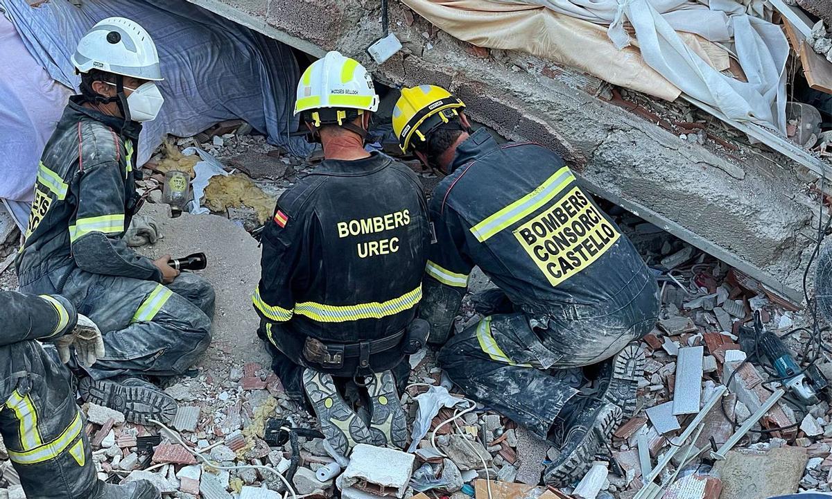 Los bomberos buscan entre los escombros a la mujer que quedo sepultada tras el derrumbe del edificio. | BOMBEROS DE CASTELLÓ