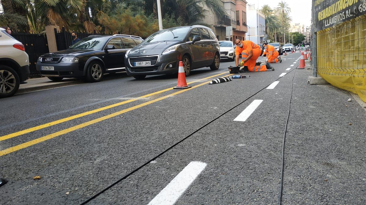 Cars on the sidewalk while the last defense of the bike lane of Juan Carlos I street in Elche has just been placed Cars on the sidewalk while the last defense of the bike lane of Juan Carlos I street in Elche has just been placed