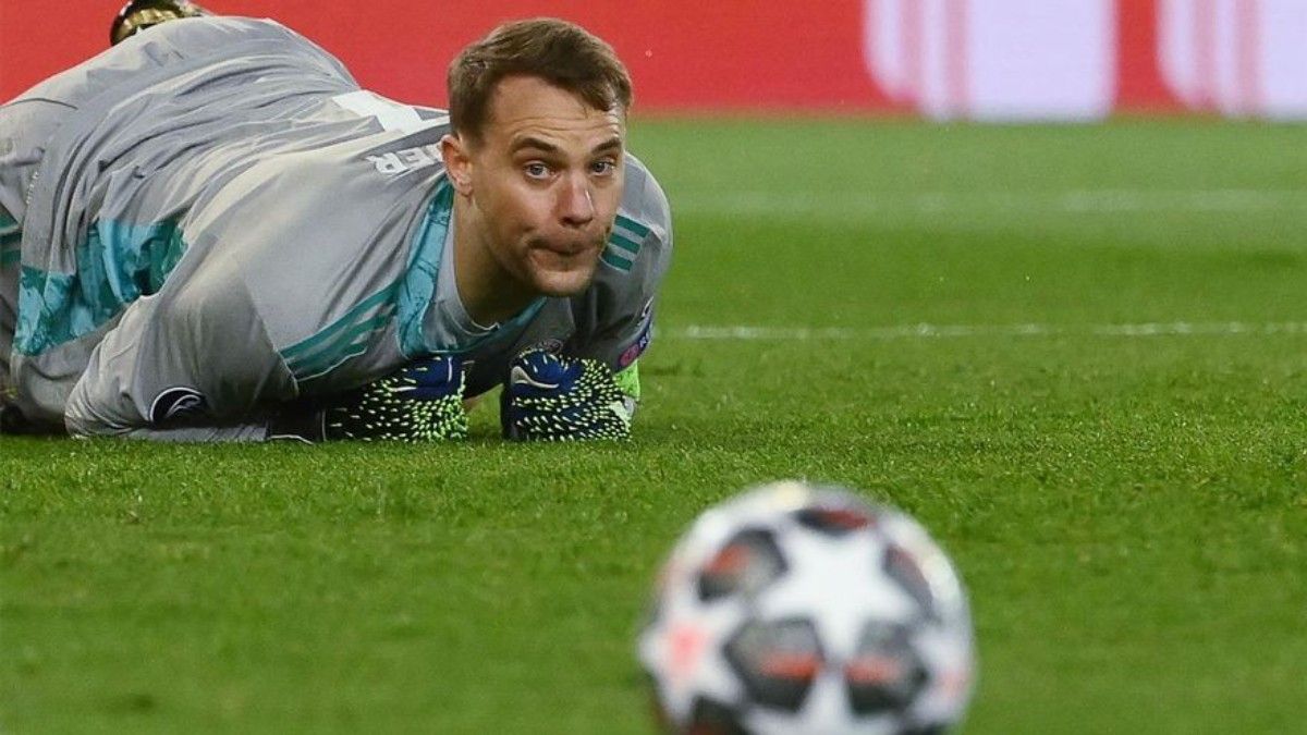 Manuel Neuer observa el balón en un lance del juego | SPORT