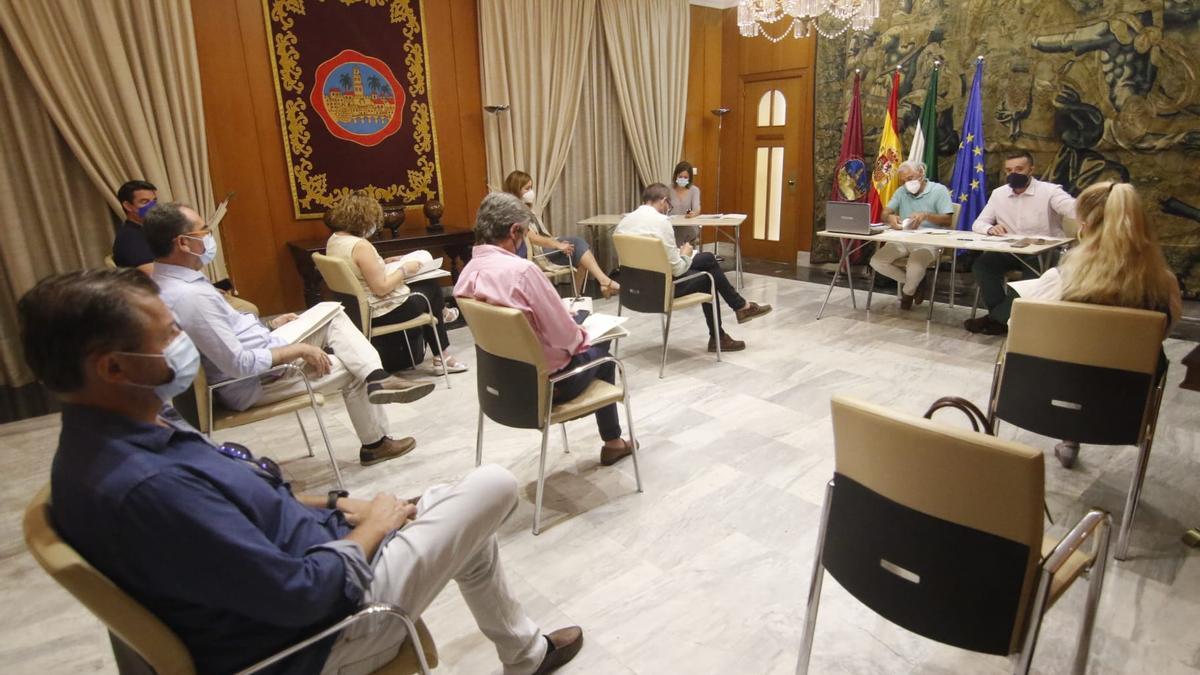 Reunión para fijar el calendario y entregar los 1.000 archivos de la comisión de investigación del Imdeco, en la Sala de Juntas del Ayuntamiento.