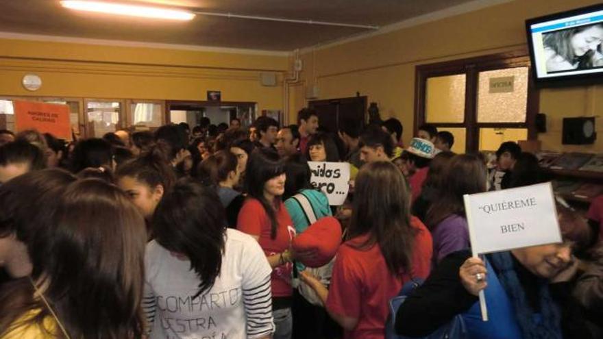 Alumnos del instituto de Cangas, durante la «Public freeze».