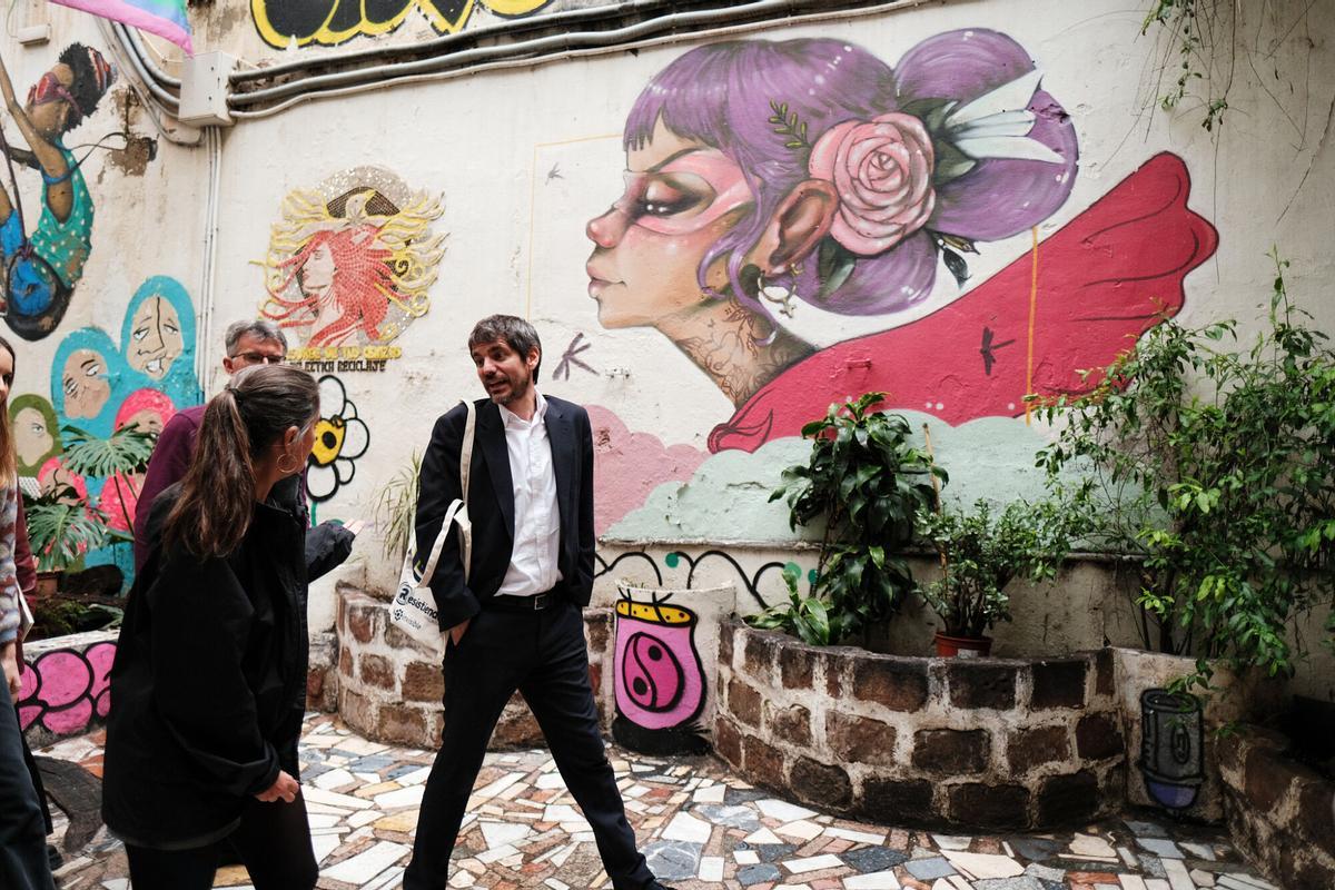 El ministro de cultura, Ernest Urtasun Domènech en su visitra a la Invisible. El ministro de cultura, Ernest Urtasun Domènech en su visitra a la Invisible