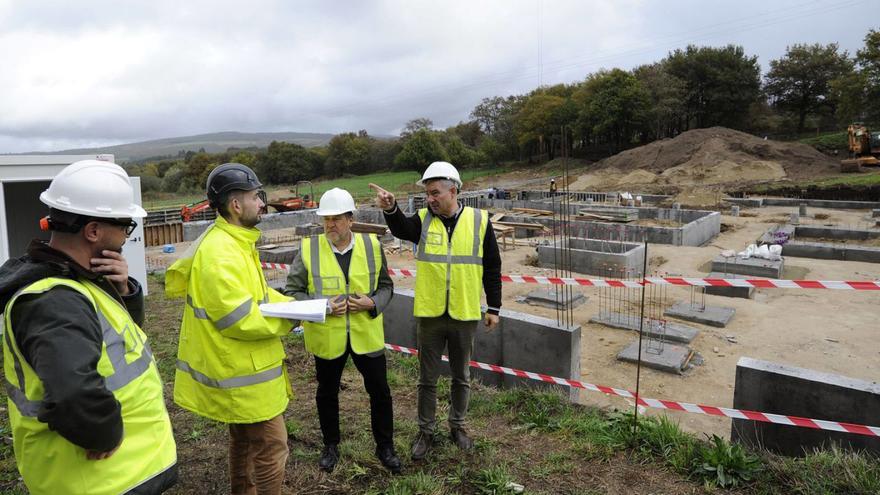 Perfecto Rodríguez y Adolfo Campos supervisaron las obras. |  Bernabé/Javier Lalín