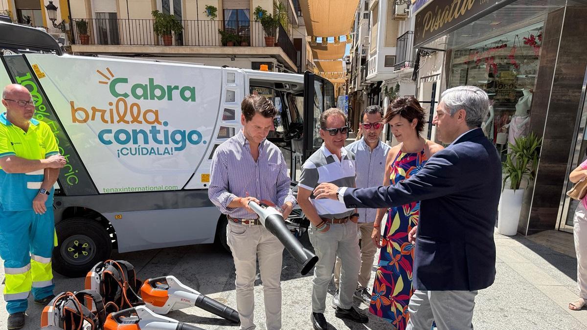 El alcalde de Cabra, Fernando Priego, con el nuevo material y maquinaria que la empresa Grupo Paprec SLU, la concesionaria del servicio de limpieza ha presentado este viernes.