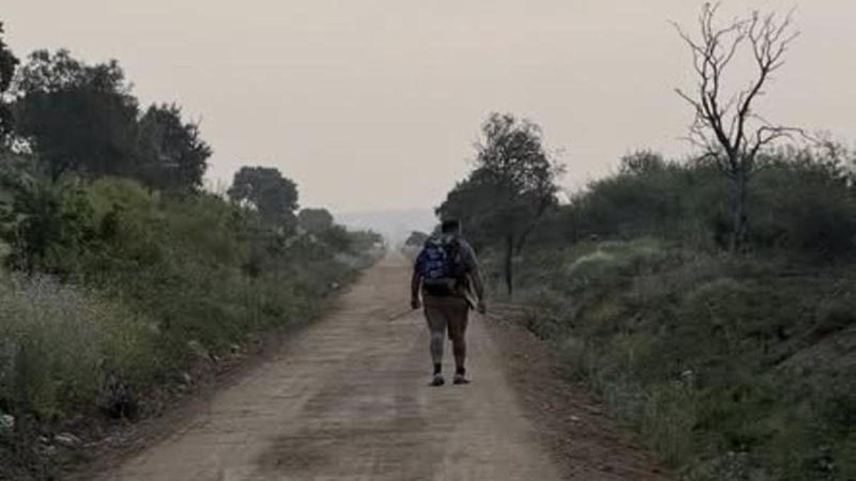 Andrés Bravo, al fondo, realiza parte del recorrido.