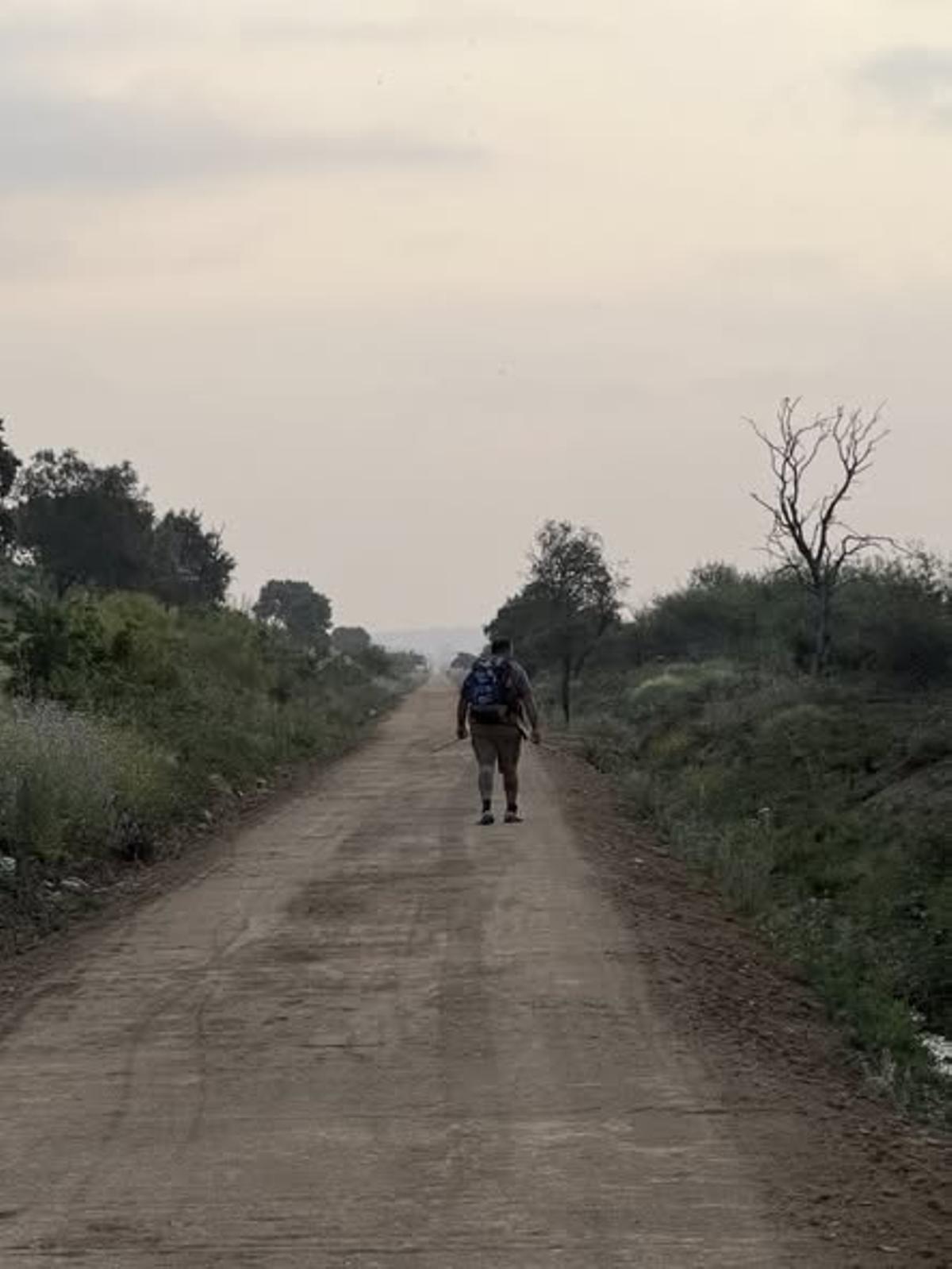 Andrés Bravo, al fondo, realiza parte del recorrido.