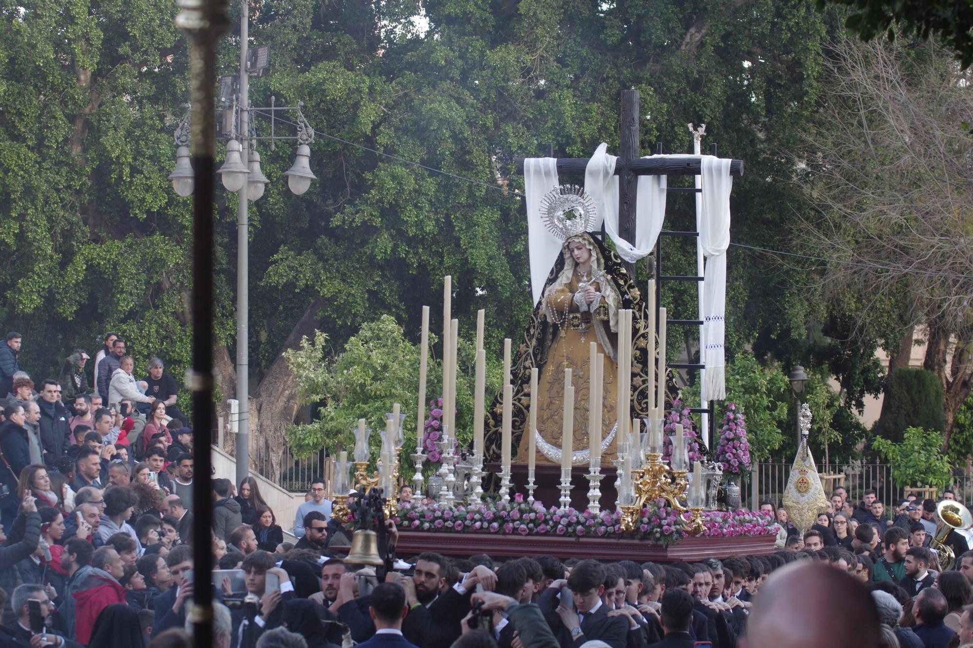 Procesión de la Virgen del Sol por el barrio de la Victoria este domingo.