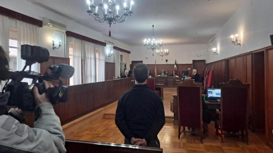 La defensa de la madre acusada de encubrir las agresiones sexuales de su marido a sus hijas: "No pudo protegerlas porque ella también era víctima de maltrato"