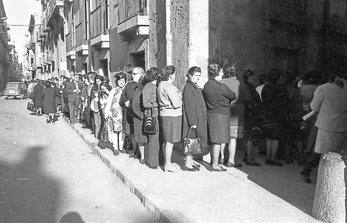Colas en el besapié del Cristo del rescate, 1963.