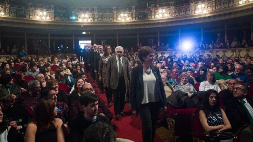 Los académicos, por el pasillo del teatro Campoamor.