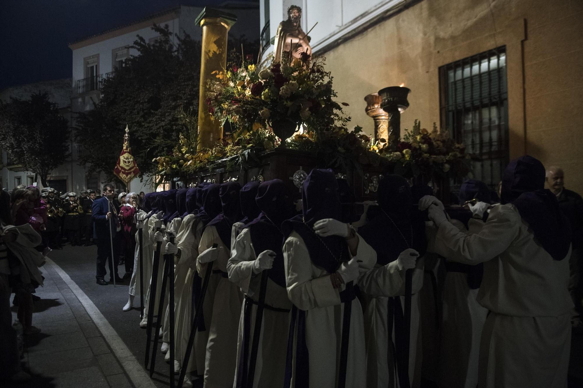 La procesión de la Cofradía del Amor recorre el casco viejo de Cáceres