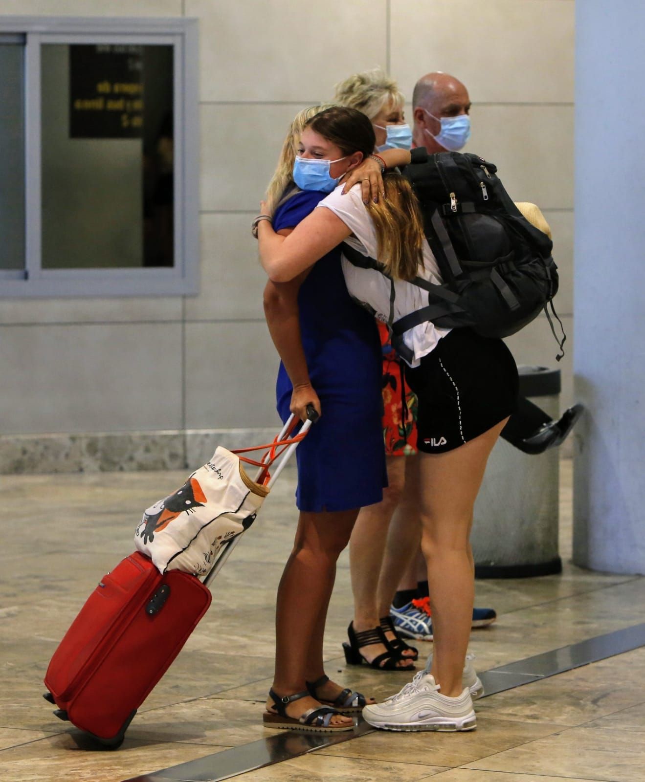 Llegada de turistas al aeropuerto y la estación de Adif en Alicante