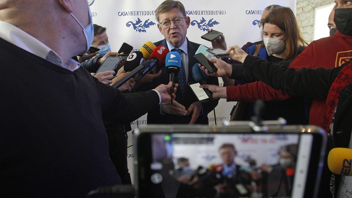 Ximo Puig atiende a los medios en la toma de posesión del nuevo presidente del puerto de Alicante, Julián López Milla.