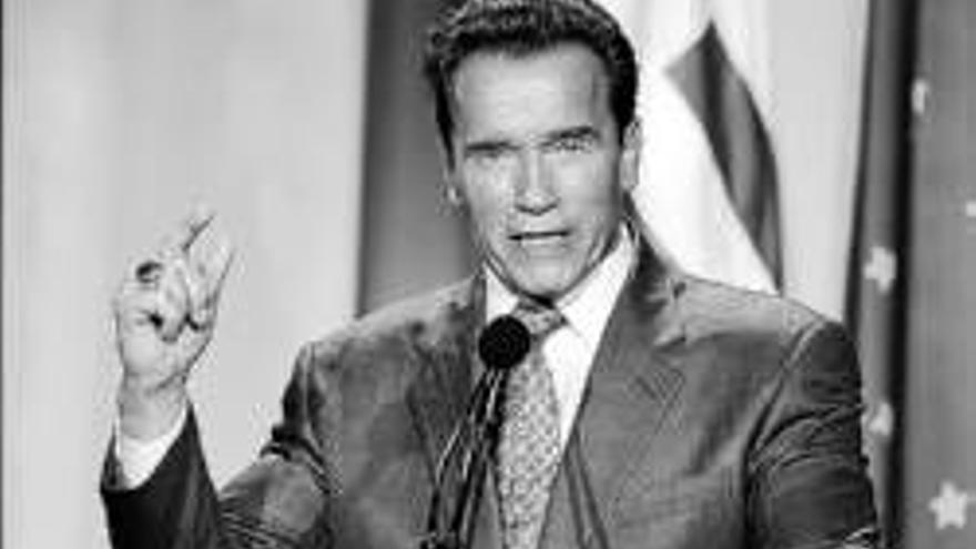 Arnold Schwarzenegger: EL GOBERNADOR DE CALIFORNIA DECLARA LA GUERRA A LOS PAPARAZIS