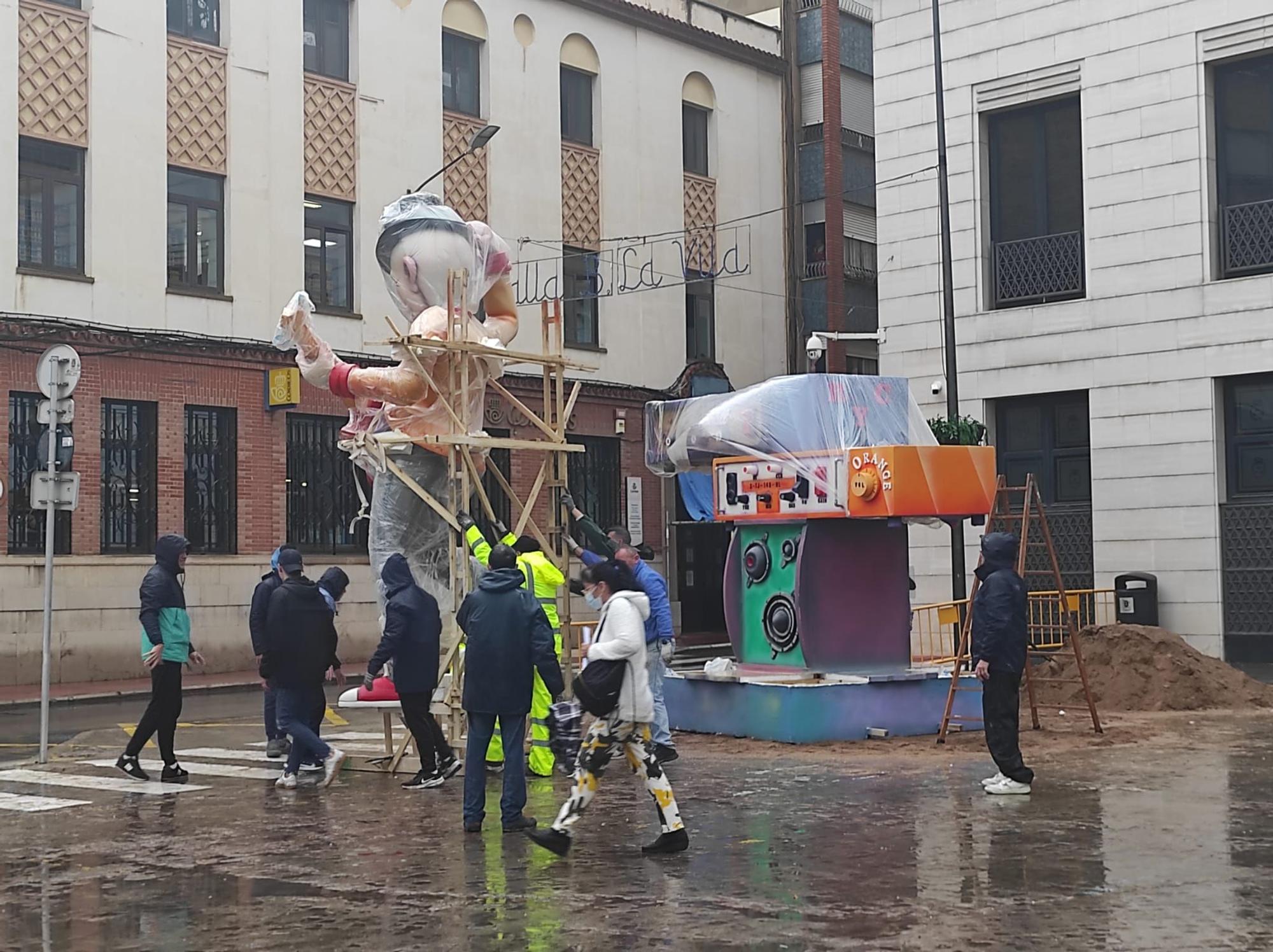 Las comisiones esperan que la lluvia dé este martes una tregua para la &#039;plantà&#039;.