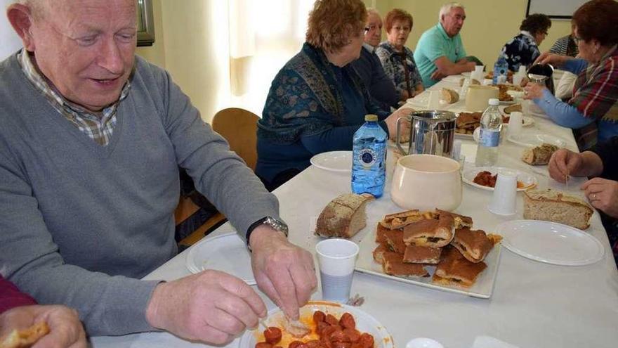 Asistentes a la degustación desarrollada en el Auditorio de Valga. // FdV