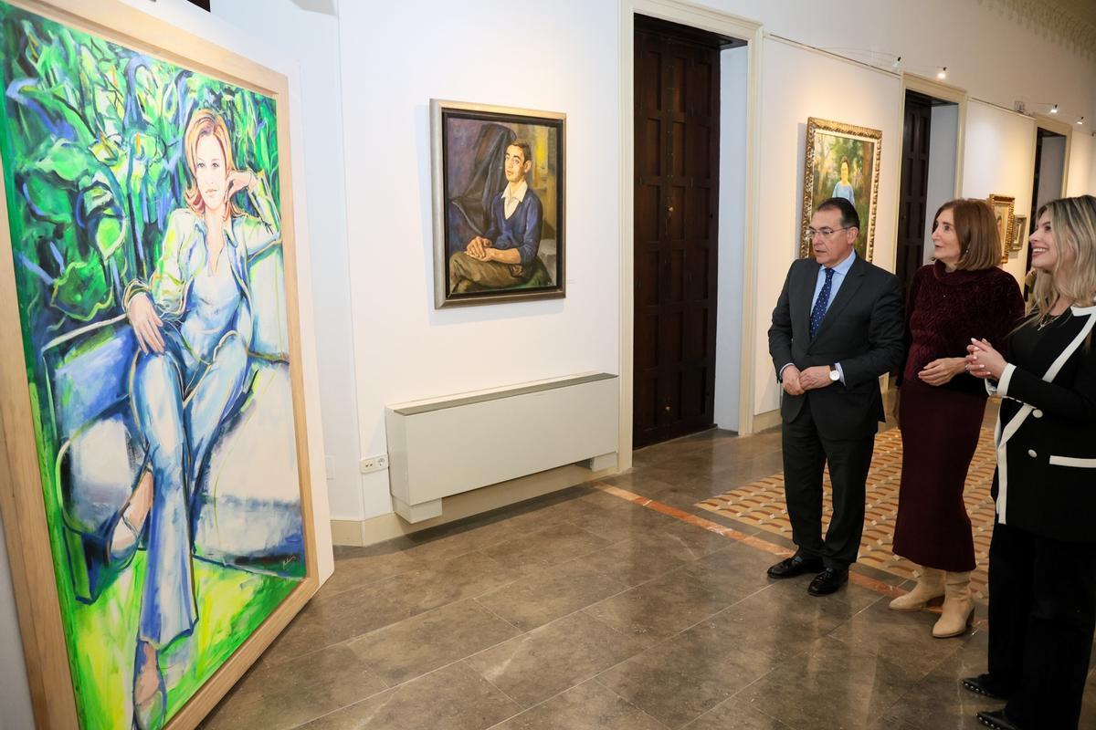 Rosa Valero, en el centro, durante la inauguración de la muestra.