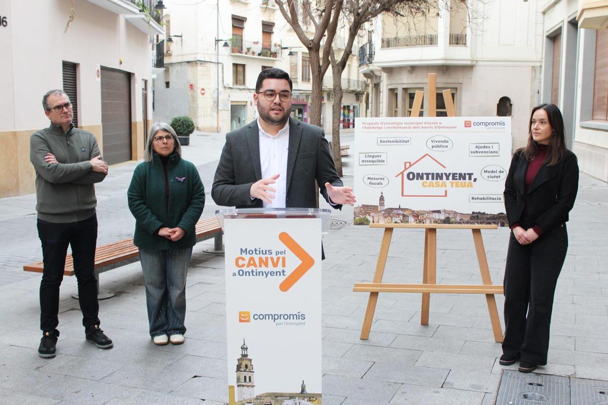 Los regidores y regidoras de Compromís per Ontinyent, en la presentación de la iniciativa.