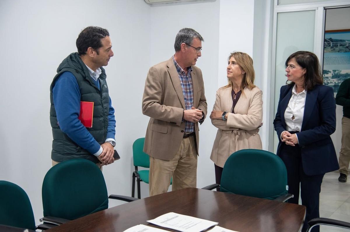 La subdelegada del Gobierno visita la oficina que gestionará las ayudas del Estado por el temporal en Palma del Río.