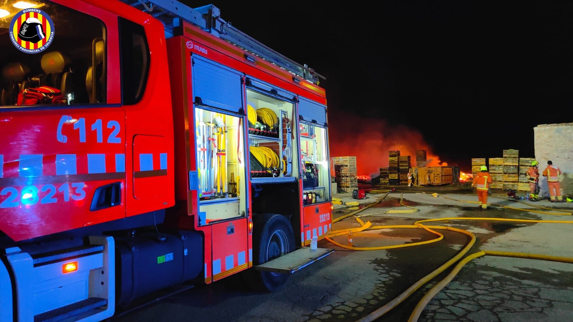 Incendio industrial en una explanada de palés en la Pobla