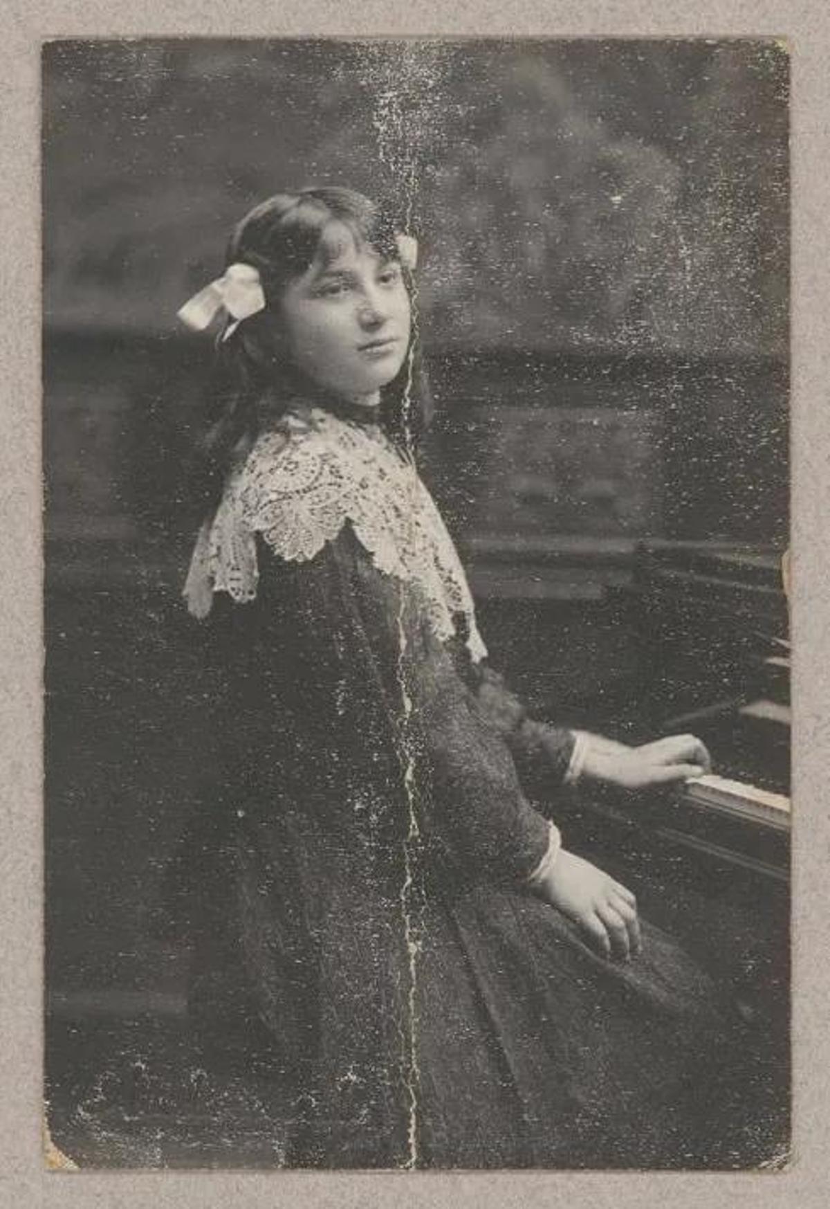 Mercedes Moner, d'adolescent, davant del piano.