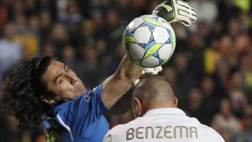 Benzema controla ante Poursaitides en el partido con el Apoel.