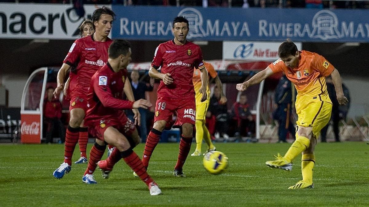 Messi dispara para marcar en la última visita del Barça a Son Moix, en el 2012.
