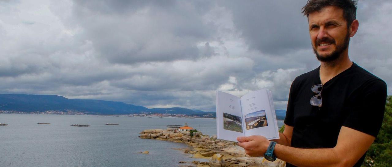 Javier García amosa o seu libro aberto, onte na Illa.   | // IÑAKI ABELLA