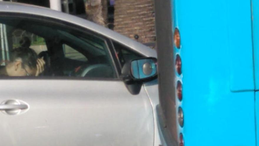 Colisión entre un coche y una guagua en San Telmo