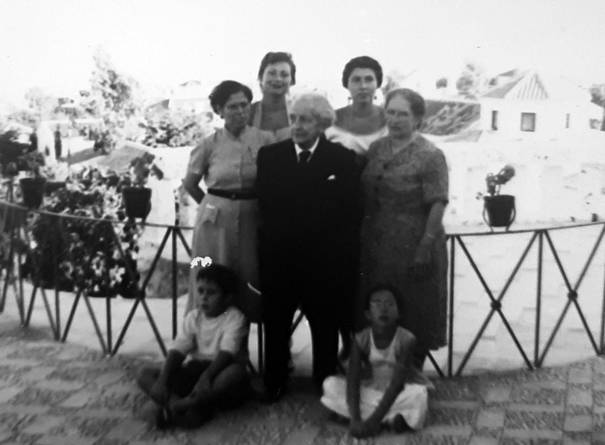 Luis Cambronero, en sus últimos años, acompañado de familiares.