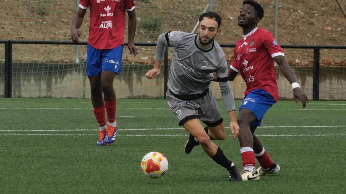 Raúl Crespo conduce el cuero sobre el verde de los anexos.